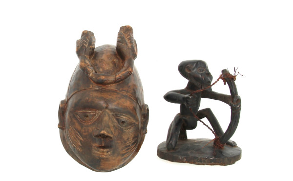 Lot comprenant un masque décoratif en bo