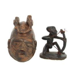 Lot comprenant un masque décoratif en bo