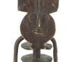 AFRIQUE - Personnage en bronze portant u