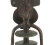 AFRIQUE - Personnage en bronze portant u