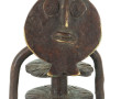 AFRIQUE - Personnage en bronze portant u