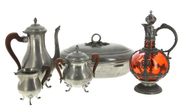 Lot d'étains comprenant une carafe en ve