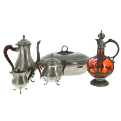 Lot d'étains comprenant une carafe en ve
