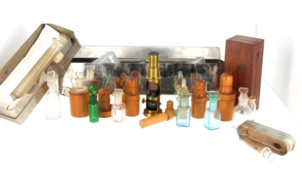 Petit microscope ancien en coffret bois 
