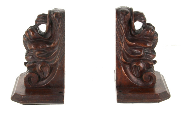 2 paires de consoles en bois sculpté, la