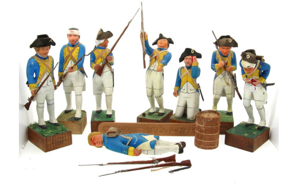 8 soldats en bois peints H. 26 cm
