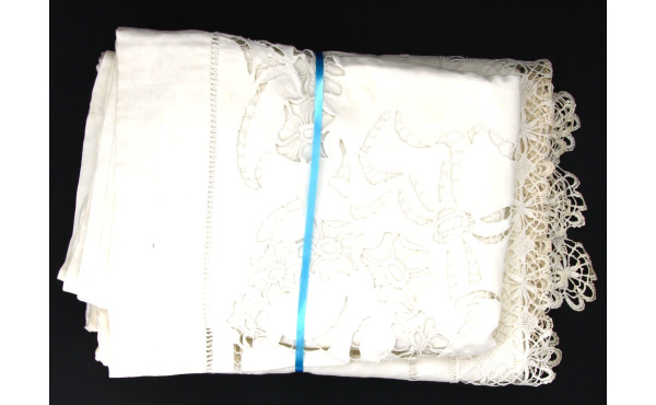 Lot de 2 draps brodés anciens dont un à 