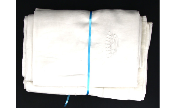 Lot de 2 draps brodés anciens dont un br