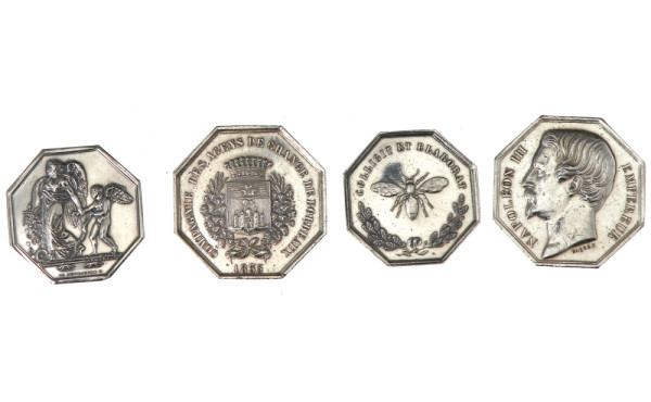 QUATRE JETONS d'ARGENT de forme octogona