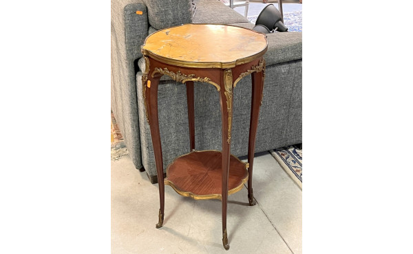 Petit guéridon en placage et garniture b