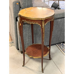 Petit guéridon en placage et garniture b