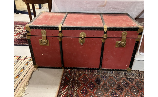 Grande malle ancienne noir et brun-rouge