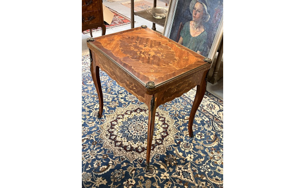 Table à jeux en marqueterie à décor flor