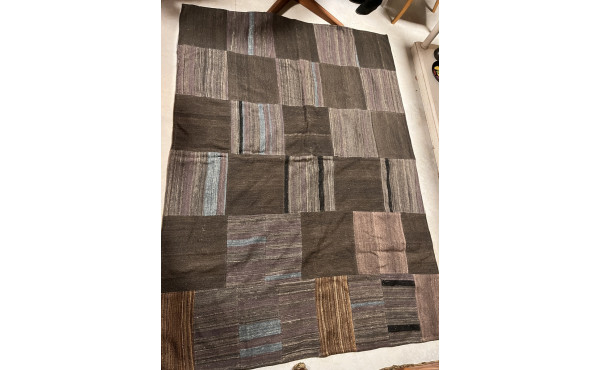 Tapis souple moderne dans les tons brun