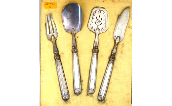 4 petits couverts de service, manches ar