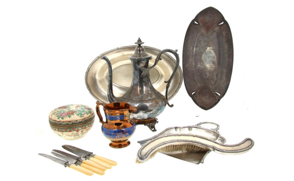 Lot comprenant une verseuse en métal arg