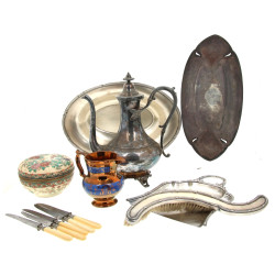 Lot comprenant une verseuse en métal arg