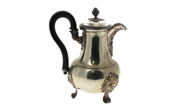 Verseuse tripode en métal argenté, à déc