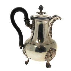 Verseuse tripode en métal argenté, à déc