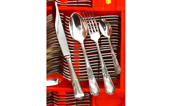 Ménagère en métal argenté décor rocaille