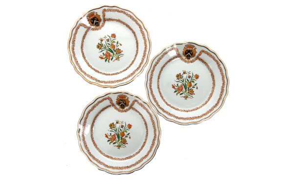 Trois assiettes décoratives à bords cont