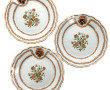 Trois assiettes décoratives à bords cont