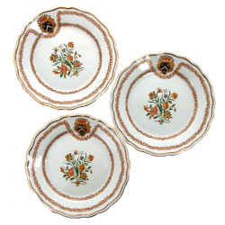 Trois assiettes décoratives à bords cont