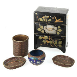 Serre-bijoux asiatique en laque ouvrant 