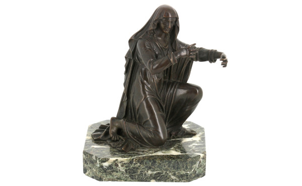 Vierge agenouillée filant en bronze sur 