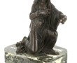 Vierge agenouillée filant en bronze sur 
