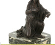 Vierge agenouillée filant en bronze sur 