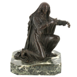 Vierge agenouillée filant en bronze sur 