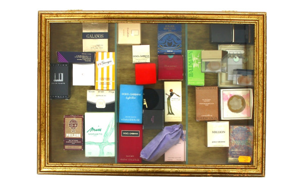 Lot de miniatures parfums (vitrine dorée