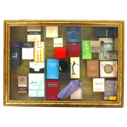 Lot de miniatures parfums (vitrine dorée