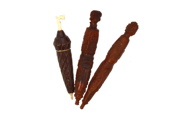 Trois étuis à aiguilles : 2 en coroso sc