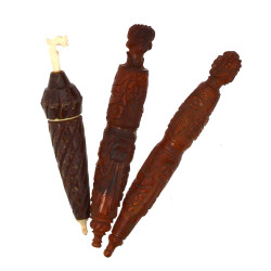 Trois étuis à aiguilles : 2 en coroso sc