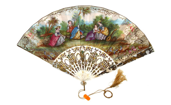 Eventail ancien en nacre ajourée, gouach