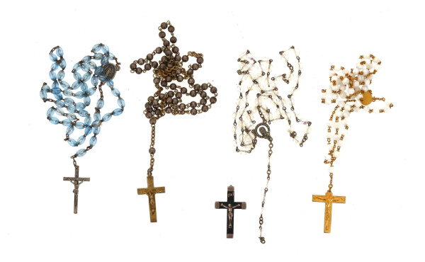 Lot de 4 chapelets anciens (une croix à 