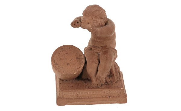 Putti en terre cuite jouant au tambour (