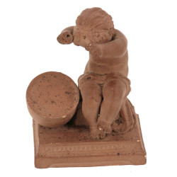 Putti en terre cuite jouant au tambour (