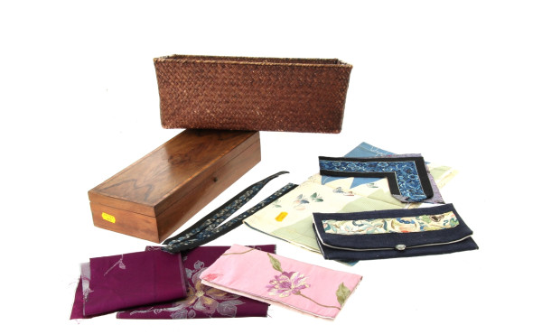 Coffret ancien en placage de noyer, L 30