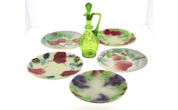 5 assiettes en barbotine+ une petite car