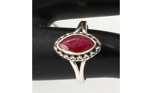 Bague en argent 925ème sertie d'une pier