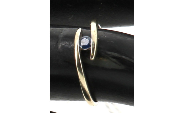 Bague en or gris 18 cts sertie d'une pet