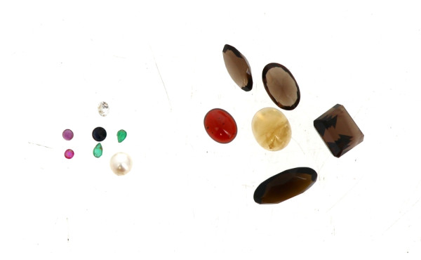 Lot de pierres sur papier : 4 quartz fum