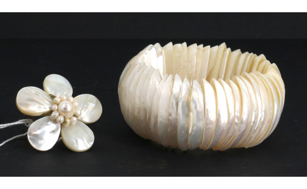 Bracelet en nacre sur élastique et bague