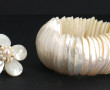 Bracelet en nacre sur élastique et bague