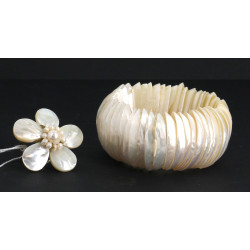 Bracelet en nacre sur élastique et bague