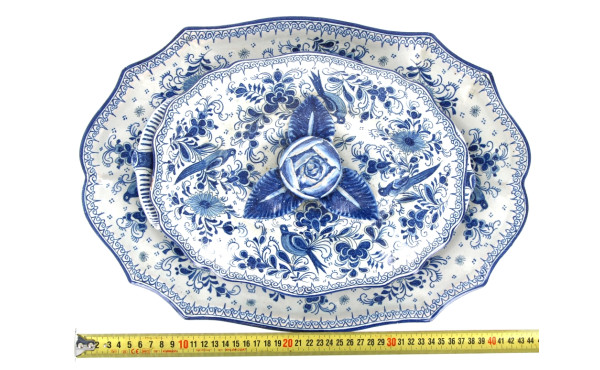 Soupière couverte sur son plat servant e