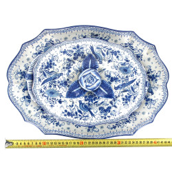 Soupière couverte sur son plat servant e